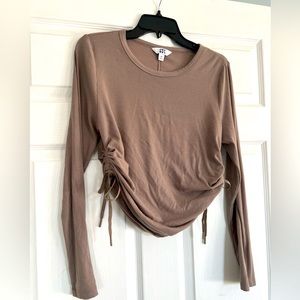 Cute adjustable top! You can make it cropped or leave it long!